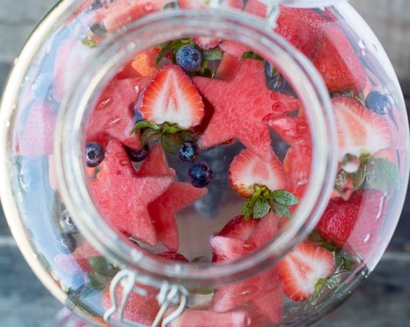 Star Spangled Fruit Infused Water is the patriotic way to stay hydrated this summer! www.superhealthykids.com